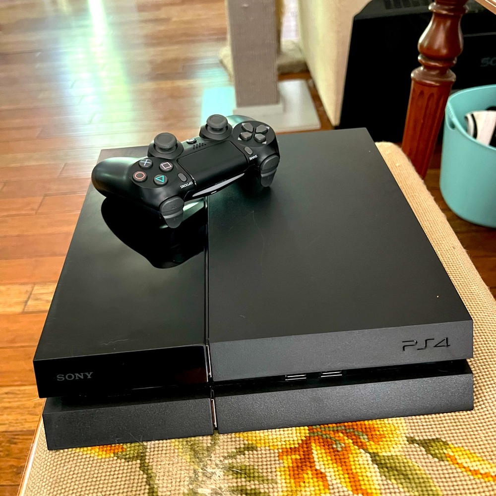 USED PS4 CONSOLE (without hard drive) + PS4 CONTROLLER
